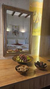 阿瓦诺斯CAPPADOCIA MİHRAN SULTAN的镜子前有两碗水果的桌子