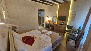 阿瓦诺斯CAPPADOCIA MİHRAN SULTAN的一间卧室配有一张带遮阳伞的床