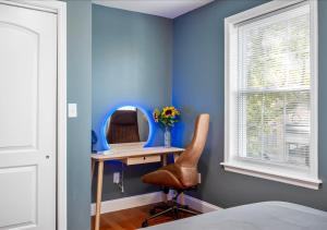Mount VernonColorful, Comfy & Modern - Close to NYC - Parking!的蓝色的客房配有带镜子的书桌和椅子