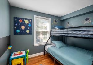 Mount VernonColorful, Comfy & Modern - Close to NYC - Parking!的儿童卧室配有双层床和窗户