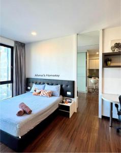 史里肯邦安Silk Sky Residence, Pool View, High Speed Wi-Fi, TVBox, C180, Cheras, C180, Aeon Cheras Selatan, Balakong的一间卧室配有一张带两个枕头的床