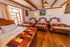 库斯科阿马鲁印加宾馆的一间客房内设有四张床的房间