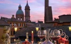 博洛尼亚Hotel San Donato - Bologna centro的享有城市美景,提供两杯葡萄酒