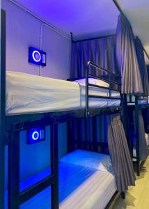 皮皮岛LONGDOO Hostel的蓝色灯的客房内的两张双层床