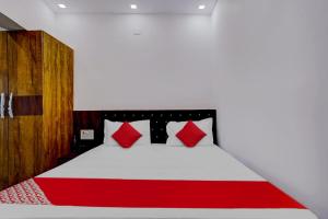 兰奇Oxygen的卧室配有红色和白色的床和红色枕头