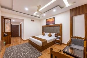 达兰萨拉Stone Wood Mountain Resort, Dharamshala的酒店客房配有一张床铺和一张桌子。