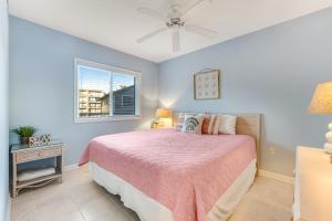 大洋城Surf Watch 104的一间卧室设有一张床和一个窗口
