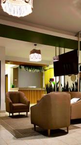 基布多HOTEL BOHO BOUTIQUE的带沙发和平面电视的客厅