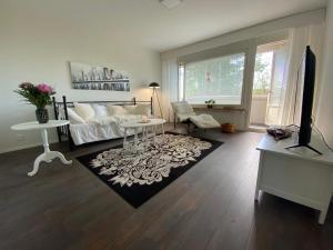 凯米Style 1BR Appartment in Kemi - Tornio的客厅配有沙发和桌子