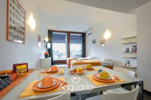 热那亚Acquario Suites的客厅配有桌子和沙发