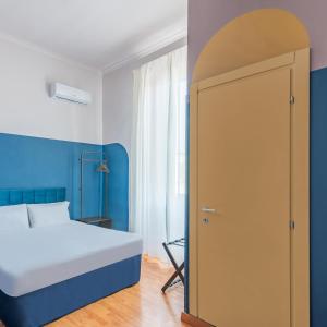 罗马Hotel Infinito - Gruppo BLAM HOTELS的一间卧室设有一张床和一个开放式门