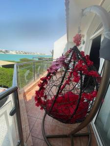 杜拉特阿拉尔فيلا على البحر درة العروس的阳台上装满红色鲜花的篮子