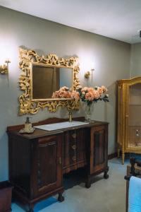 察嫩The Bohemian Guesthouse的浴室设有梳妆台和墙上的镜子