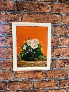 别拉什尼察Apartman 34的砖墙上一幅鲜花画