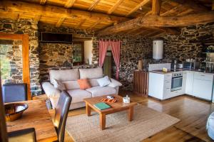 钱塔达Cabo Do Mundo Casa Rural的客厅配有沙发和桌子