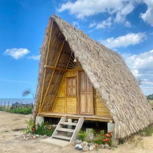 里奥阿查OCEAN BEACH的海滩上带茅草屋顶的小小屋