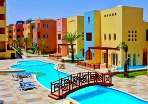 赫尔格达AlDora Inn Downtown Hurghada的一个带游泳池的度假村和部分建筑