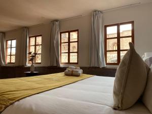 库斯科Katari at Plaza de Armas Cusco的卧室设有一张带窗户的白色大床