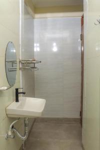 ChukaHidden Treasure Lodge Chuka的白色的浴室设有水槽和镜子