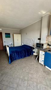 里瓦利古雷阿苏拉布瑞齐纳农家乐的一间卧室配有蓝色的床和微波炉