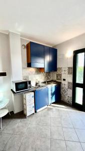 里瓦利古雷阿苏拉布瑞齐纳农家乐的厨房配有蓝色橱柜和水槽