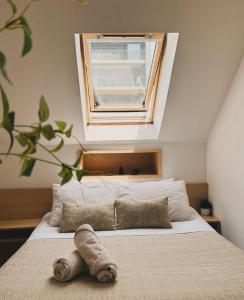 圣地亚哥Yogi hostel boutique的一间卧室设有一张大床和窗户