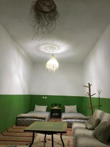 阿加迪尔Green IGR Guesthouse的带沙发和吊灯的客厅