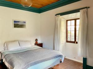 Faja GrandeCasa Via d'Agua in Fajã Grande的一间卧室设有一张床和一个窗口