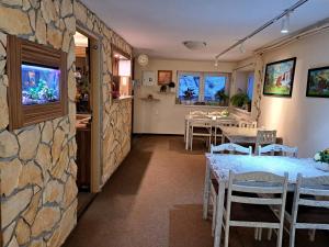 班斯卡-比斯特里察阿尔科索旅馆的一间设有石墙和桌椅的房间