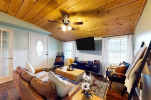 温莎Summit House的带沙发和木制天花板的客厅