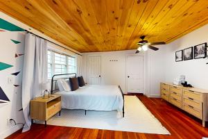 温莎Summit House的一间卧室设有一张床和木制天花板