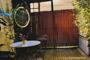 圣地亚哥Yogi hostel boutique的天井设有桌子、围栏和自行车