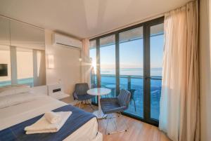 巴统Orbi City Hotel Lux View的一间卧室配有一张床,享有海景