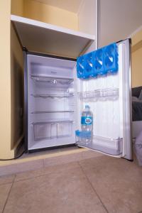 内乌肯Posada Relmú的配有一瓶水的开放式冰箱