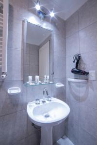 内乌肯Posada Relmú的浴室设有白色水槽和镜子
