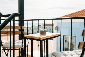 里斯本Belém Tejo - Jardim的阳台上的桌子上放着一杯