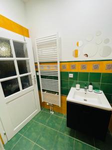 梅图耶河畔特普利采Apartmán U Splavu的绿色和白色的浴室设有水槽和窗户
