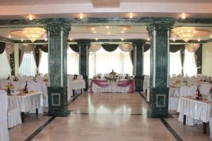 Argavand阿尔贾凡餐厅酒店的宴会厅配有白色的桌椅