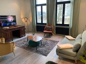 安特卫普Royal South - Apartment Antwerp with Parkview的带沙发和电视的客厅