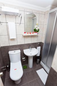 伊斯坦布尔Classes Hotel的一间带卫生间和水槽的浴室