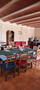 查兹拉德拉谢拉Casas del Madroño的一间带绿色桌椅的用餐室