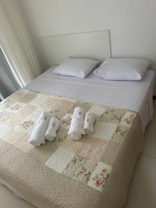 萨尔瓦多Surpreenda-se excelente apartamento com vista mar的一张带白色毛巾和棉被的床