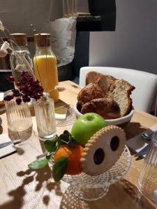 BielleMaison Lavillete的一张桌子上放着一盘面包和水果