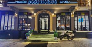 伊斯坦布尔Taksim Bosphorus Hotel的停在大楼前的摩托车
