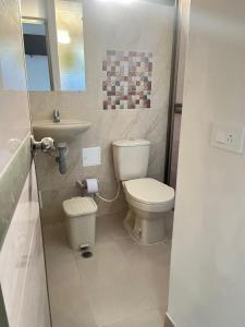 San JacintoHotel Luxury Plaza的一间带卫生间和水槽的浴室
