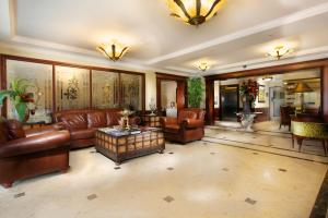 巴拿马城TOSCANA INN HOTEL的一个带真皮沙发和桌子的大客厅