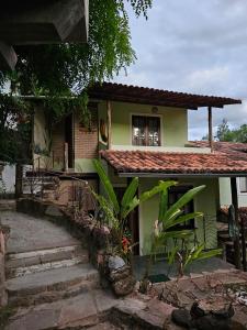 伦索伊斯Canto Verde Pousada的一座带楼梯的小绿色房子