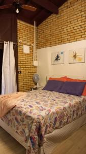 加罗帕巴Casa de 3 Quartos em Garopaba - Bairro Ferraz的一间卧室配有一张砖墙床