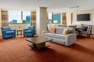 陶森北巴尔摩喜来登酒店的客厅配有沙发、椅子和桌子