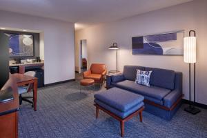 罗缪勒斯底特律都会机场罗穆卢斯万怡酒店的客厅配有沙发和椅子